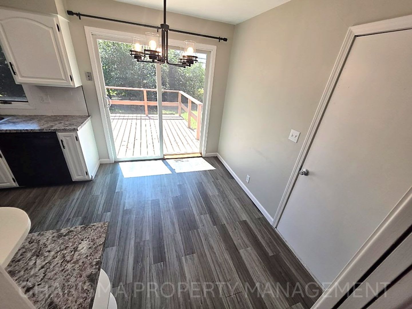 Updated 3 Bedroom Home Pet Friendly Prime Location – photo 5