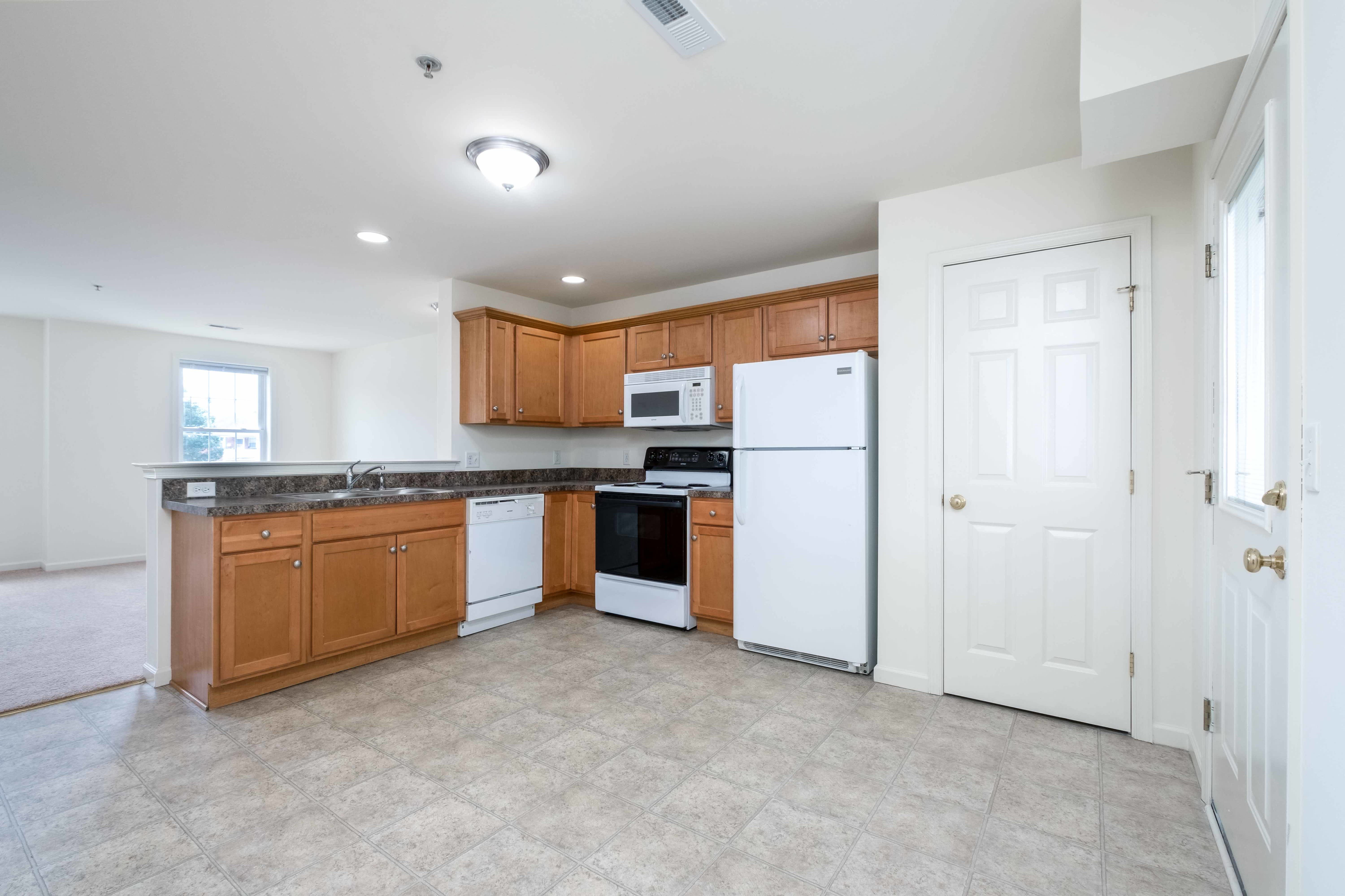371 College Manor Ave – photo 1