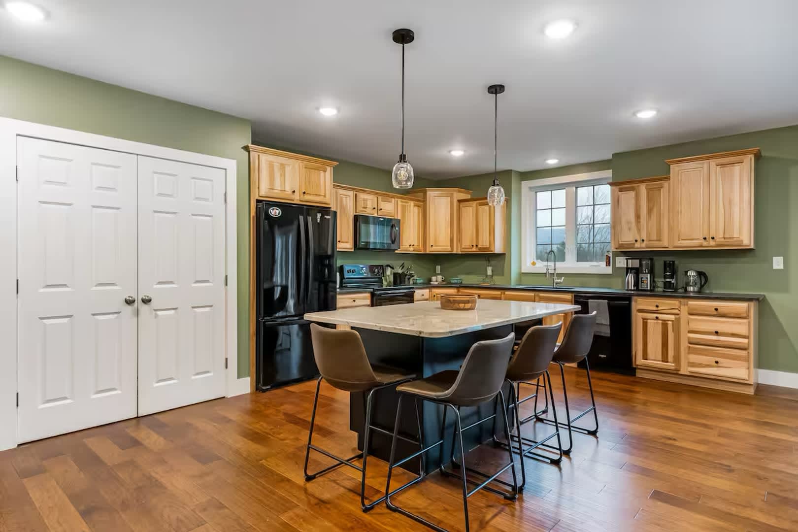4 Bedroom in Waterbury, VT Available NOW (Furnished + Utilities included) – photo 5