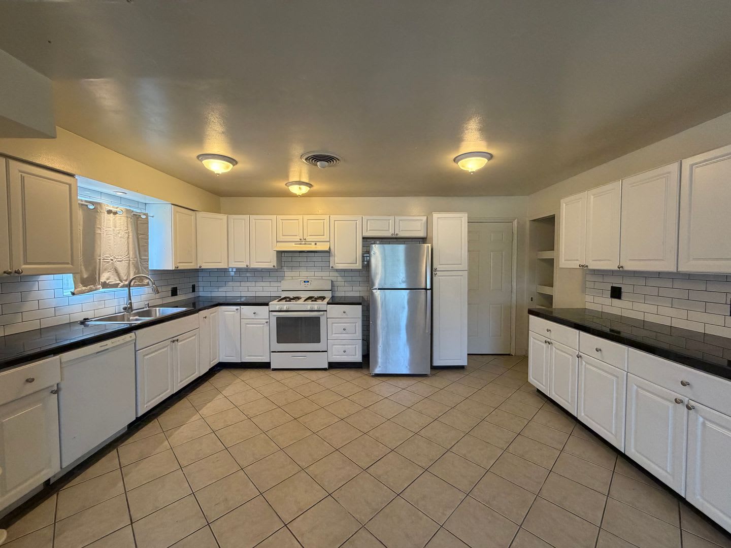 Adorable Home in Oleander Area! – photo 4