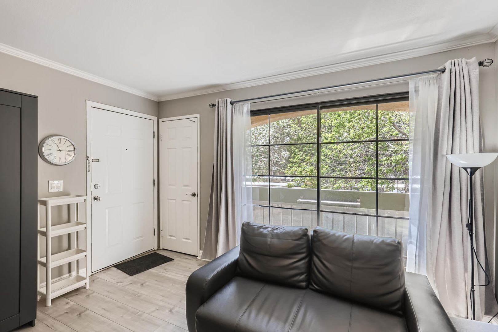 Move In Special Half Off First Month S Rent If Lease Signed By August 31St Stunning Fully Furnished 1 Bedroom Condo Furniture Optional – photo 3