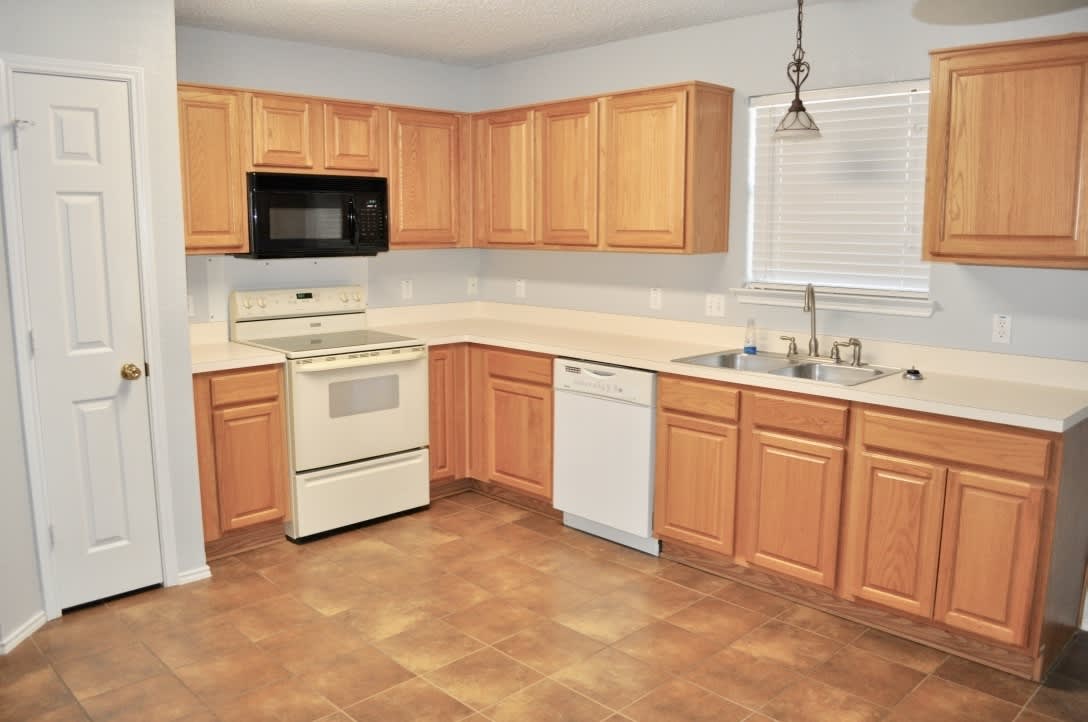 For Lease! Nice 3 -2-2 Brick Home In Briarwood. Great Location with Easy Access To I-20. – photo 4