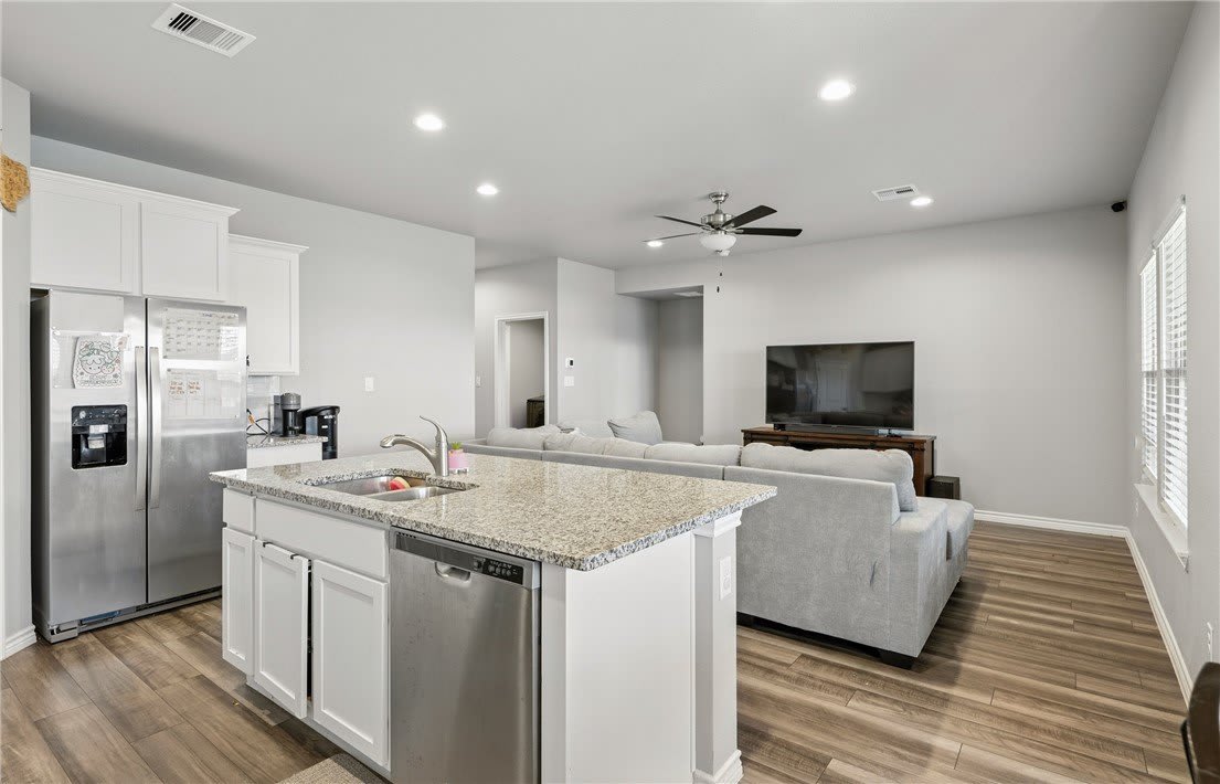 1293 Carnaby Street – photo 4