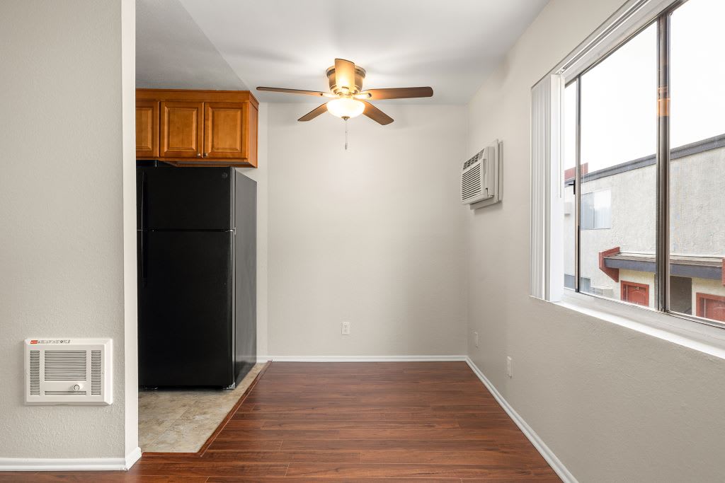 Topanga Canyon Apartments – photo 3