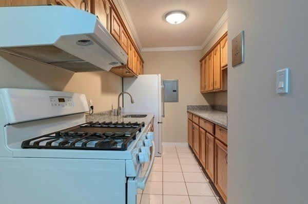 10 Longwood Dr – photo 3