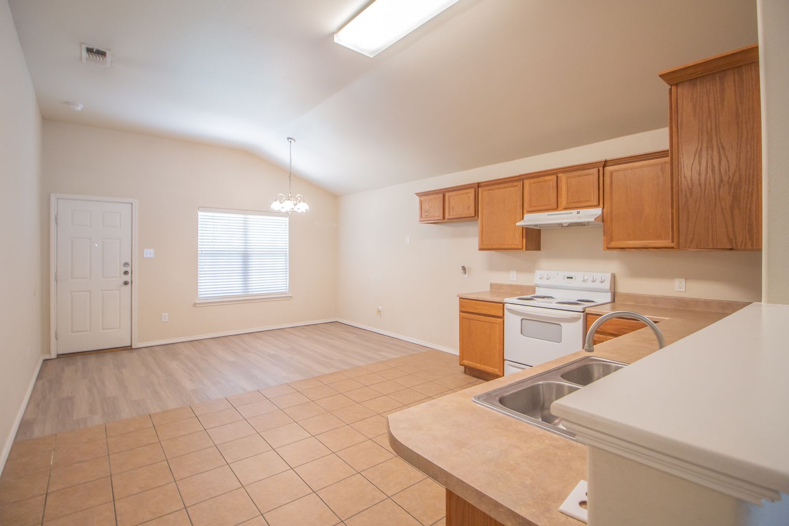 Great 3 bedroom 2 bathroom home in Frenship ISD! – photo 4