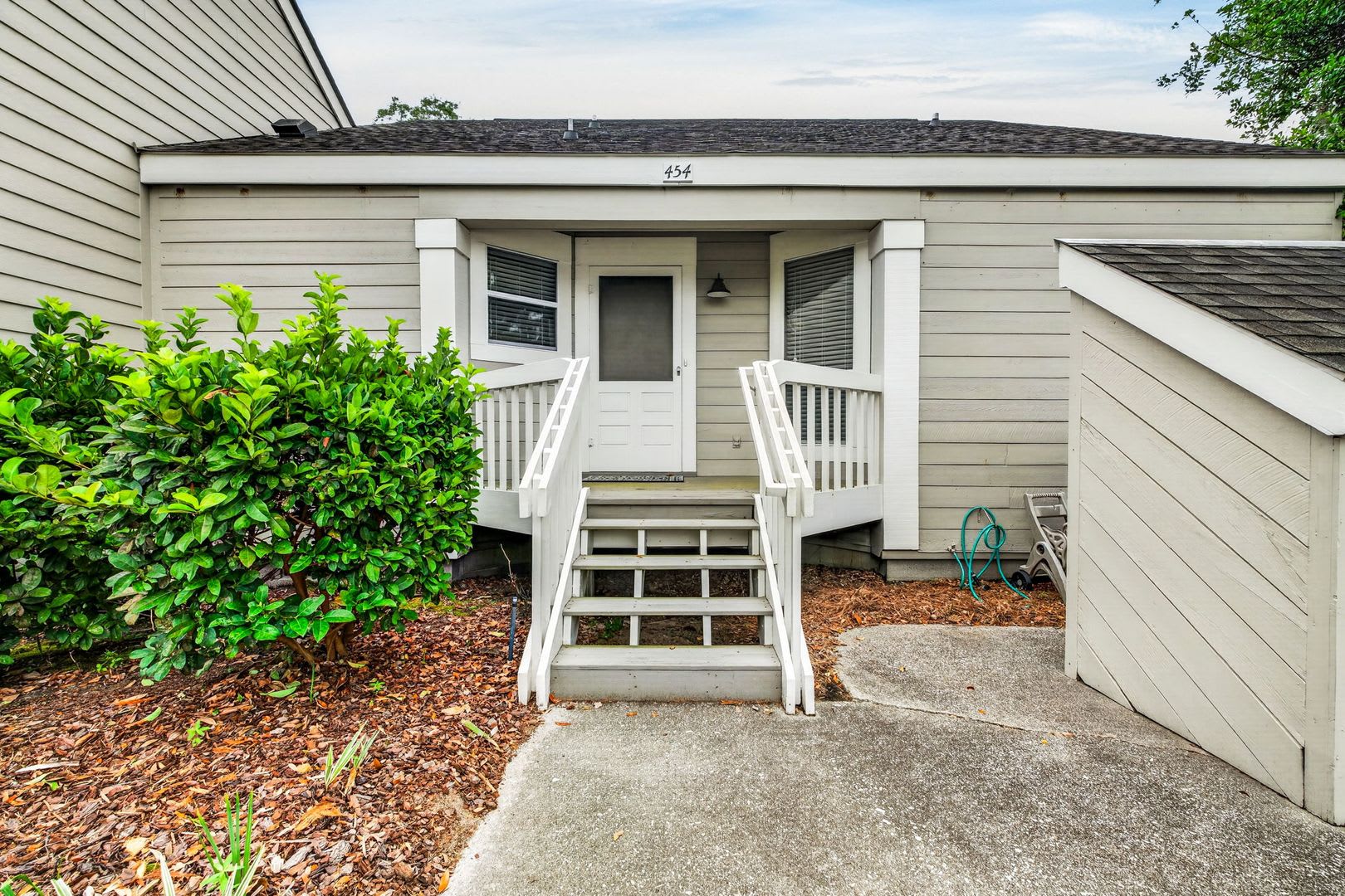 Coastal Living Just Minutes from Kiawah and Seabrook – photo 3