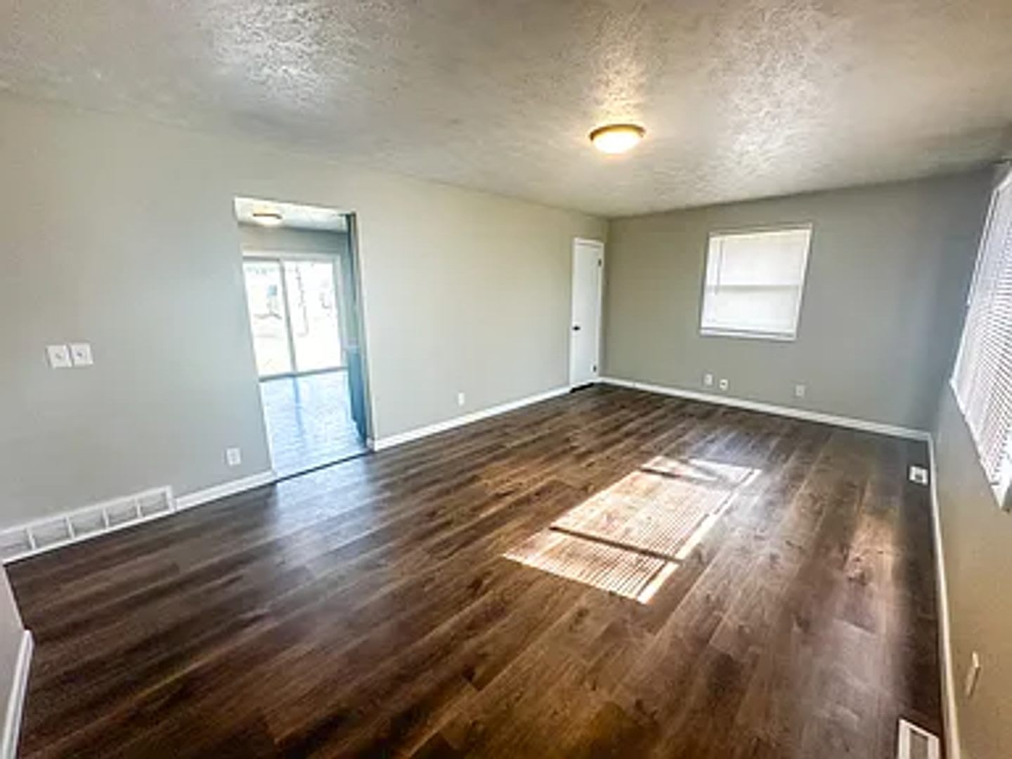 5611 S 113Th St 4 Bed 2 Bath In Millard School District Updated Kitchen Drive Under 2 Car Garage Finished Basement – photo 2