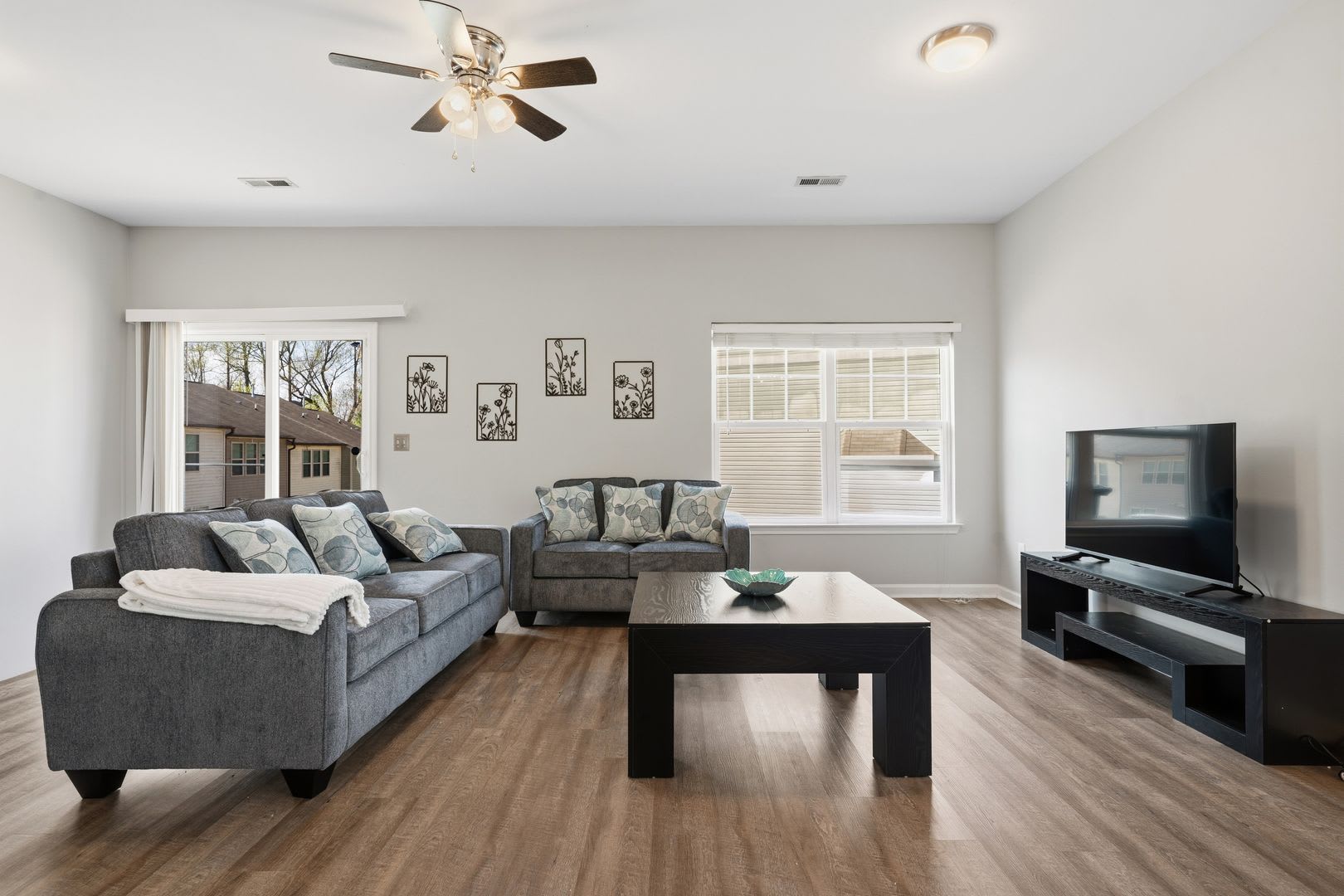 Fully Furnished Upgraded End Unit Retreat 3Br 2 5Ba Dedicated Office Space Private Garage Near Major Raleigh Medical Hubs – photo 2