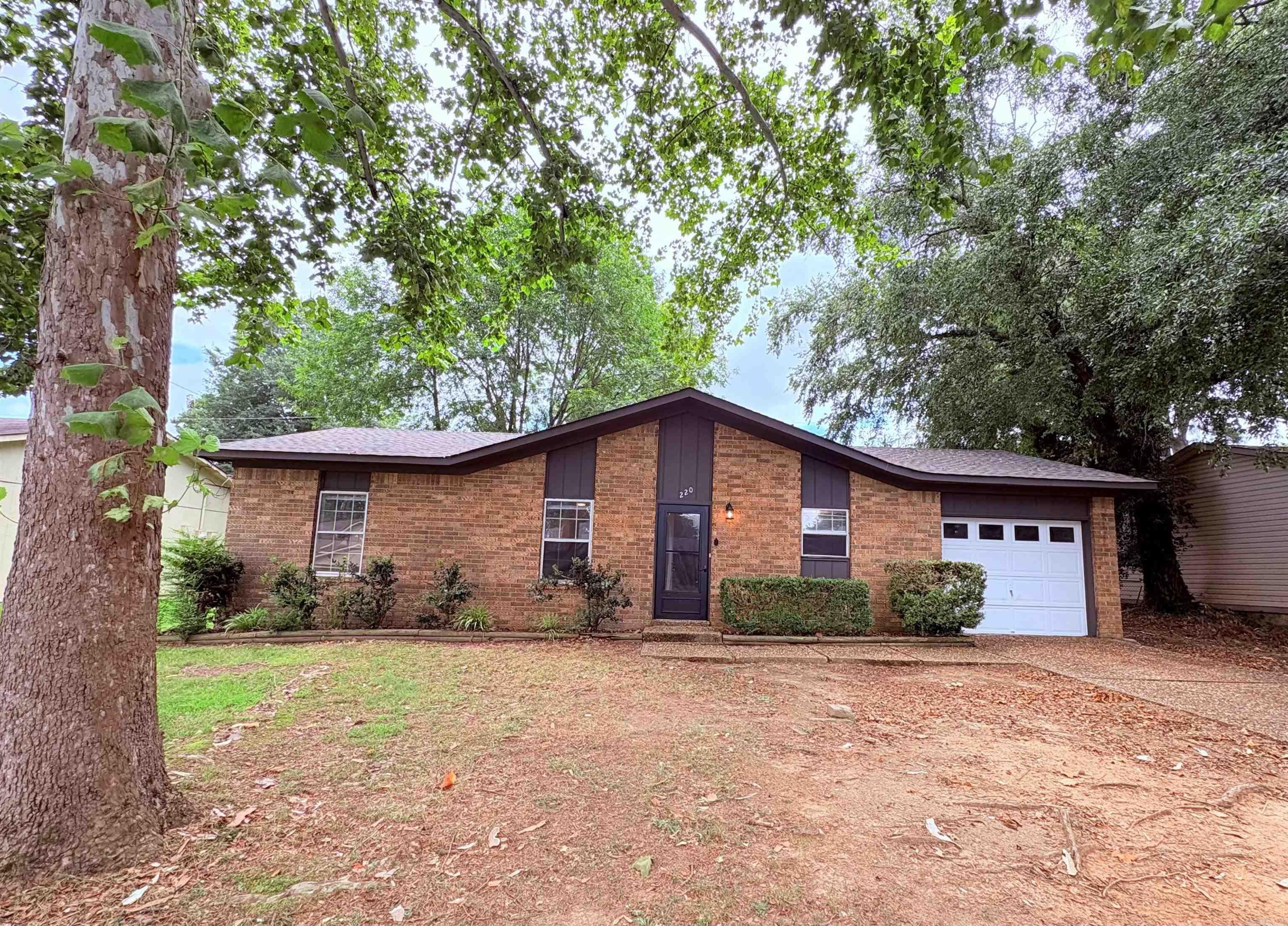 220 Randall Drive – photo 1