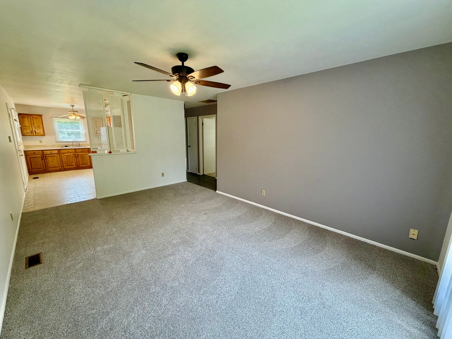 3 Bedroom 1 Bathroom Huge Backyard – photo 2