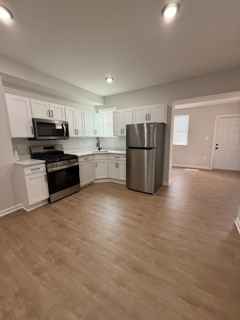 Beautifully Renovated 4BR/2.5BA Home – photo 4