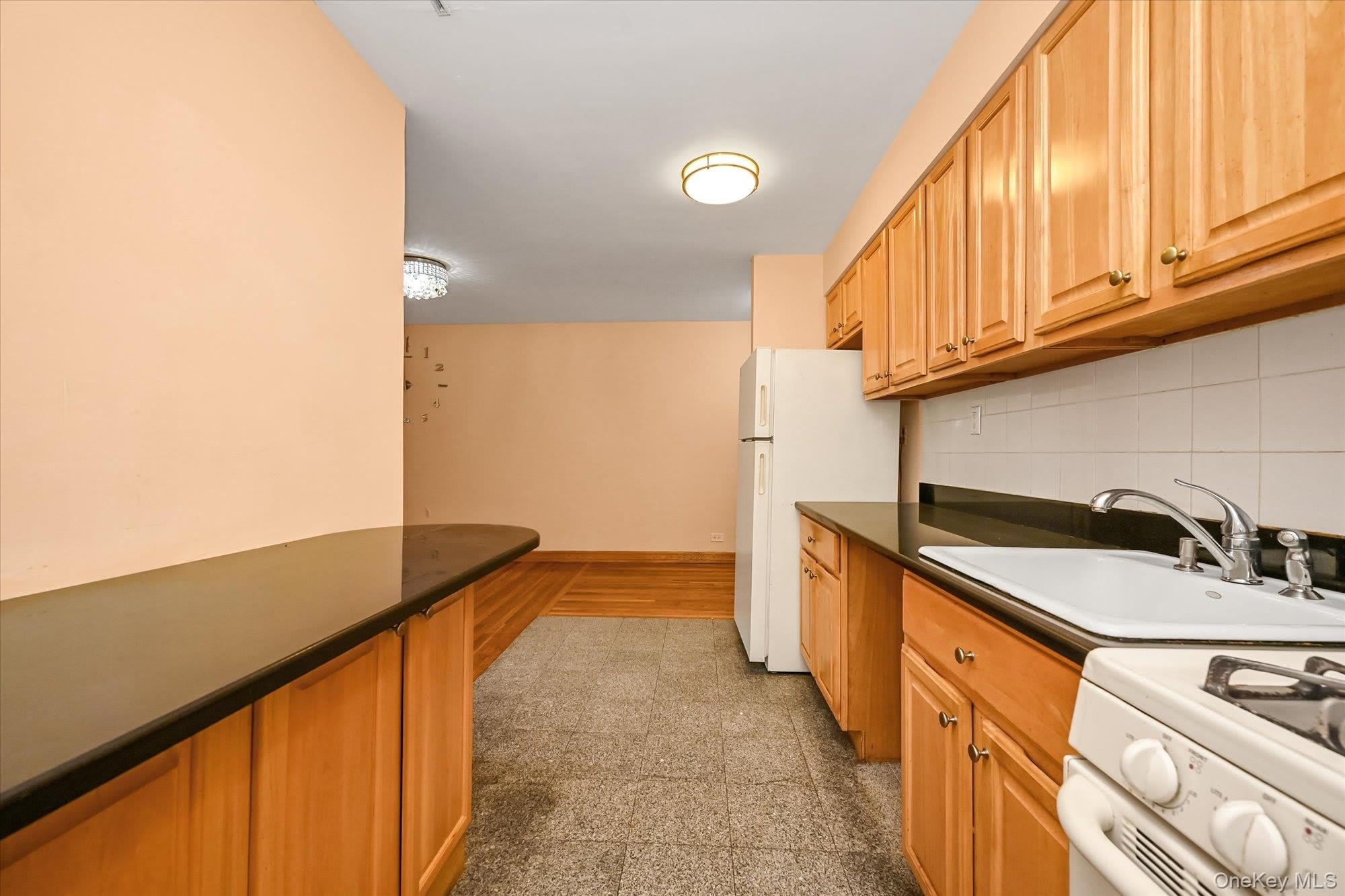 140-18 Burden Crescent – photo 5