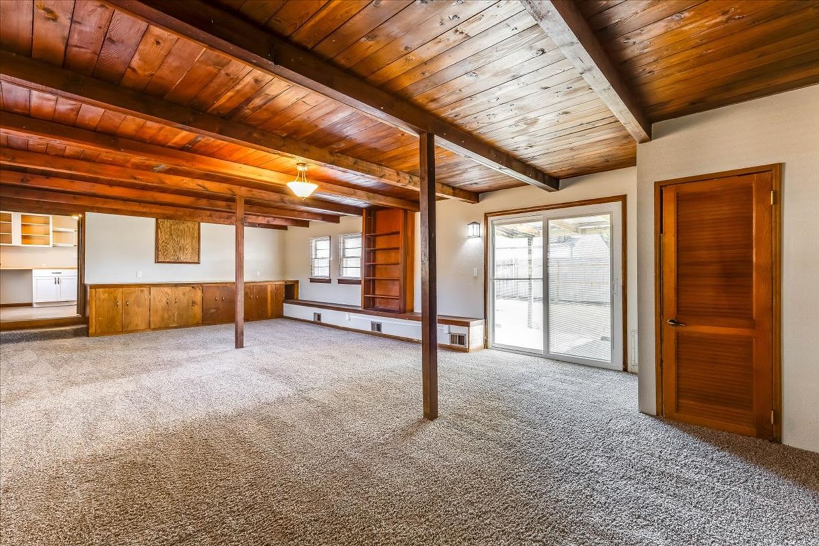 Spacious 4 Bedroom House Near 31St Seneca – photo 2