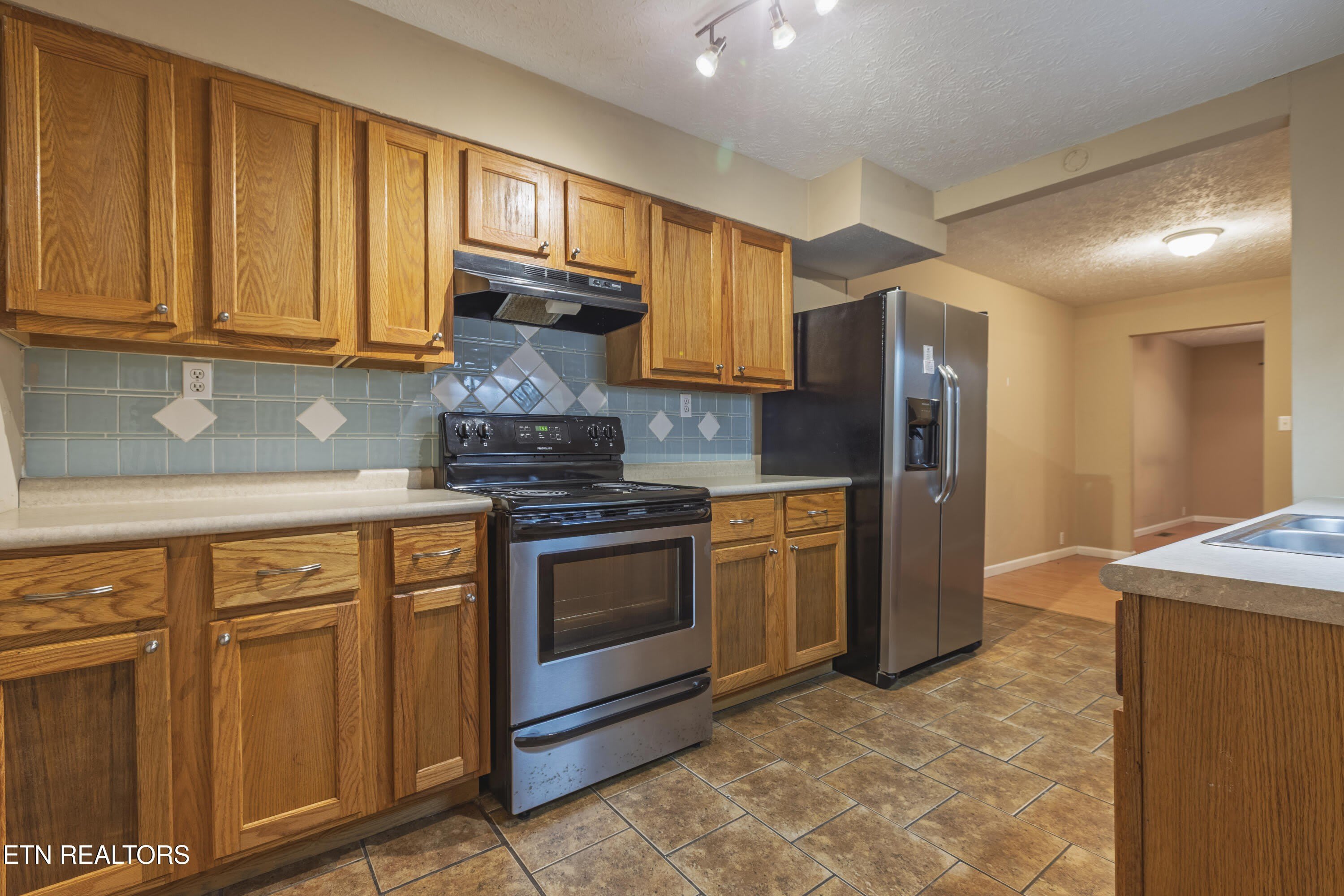 426 Parliament Rd – photo 2