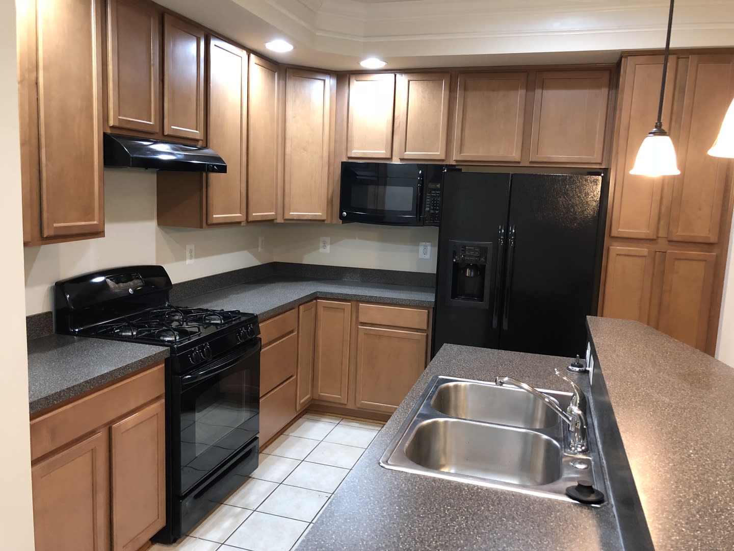 2 Level Townhouse/condo with one car garage in the Watkins Mill Town Center – photo 4