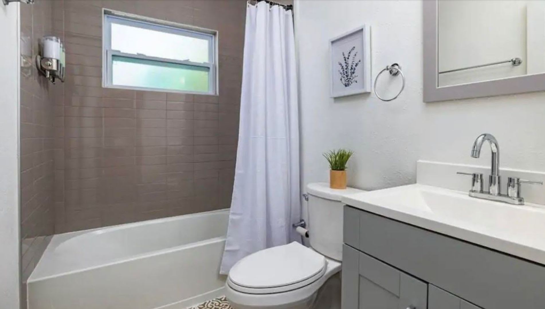 Beautiful Updated 3 Bedroom Largo Home with Fenced Yard – photo 5