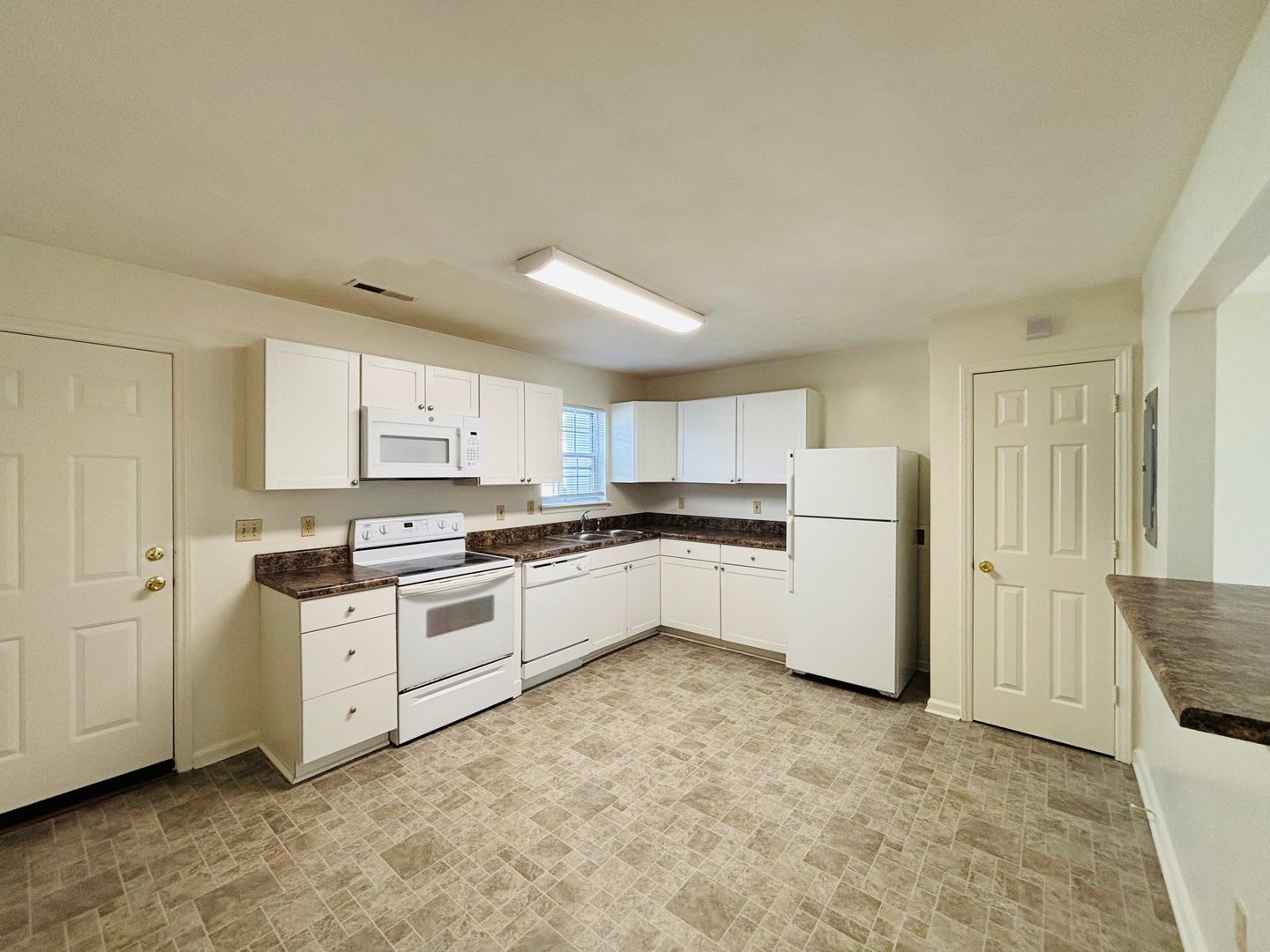 4 Bedroom, 2.5 Bath Townhouse – photo 5
