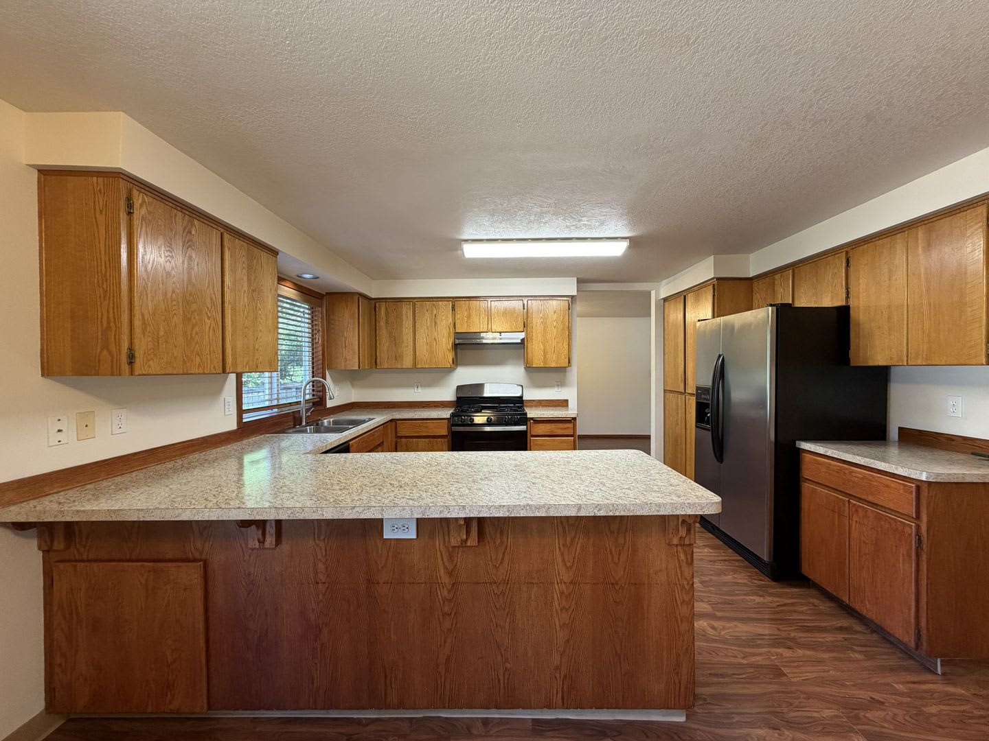 Spacious 4 Bedroom Beaverton Home with 2-Car Garage, Open Kitchen, Two Living Areas & Large Backyard – photo 5