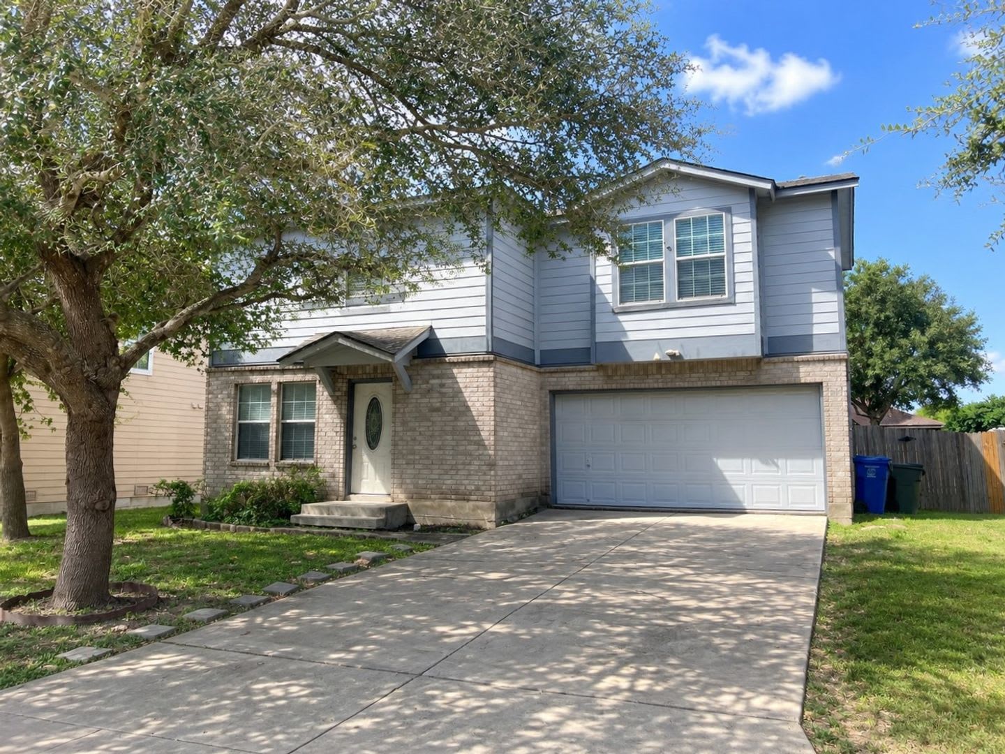 Spacious Home With Oversized Backyard & Lawn Service Included! – photo 1