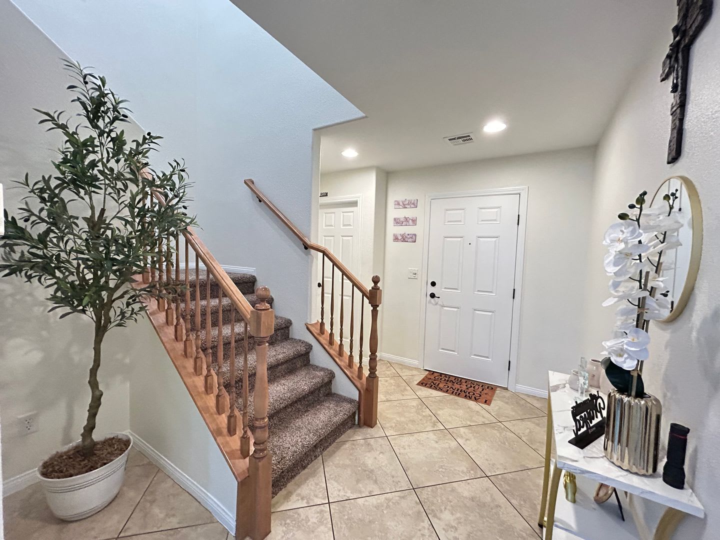 Fully Furnished 4 Bedroom 2.5 Home! – photo 2