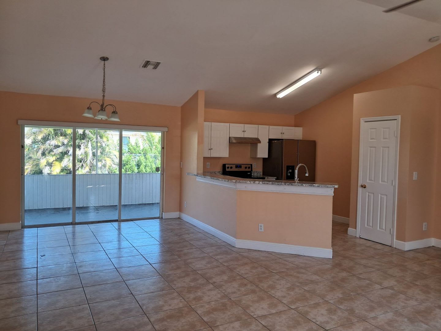 Beautiful Lehigh Home *** $500 off 1st month rent *** – photo 3