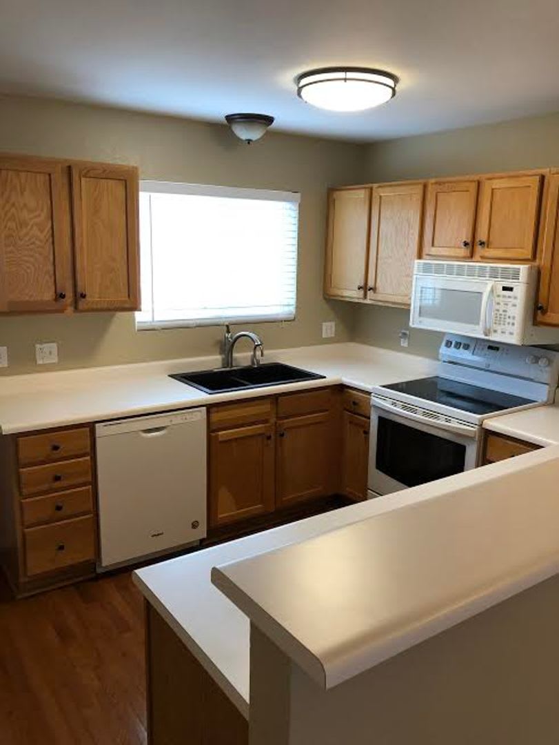 Beautiful 2bd, 2 ba 1,365 sq. ft. Condo, New Paint and Carpet, Fenced Yard, Close to Everything – photo 4