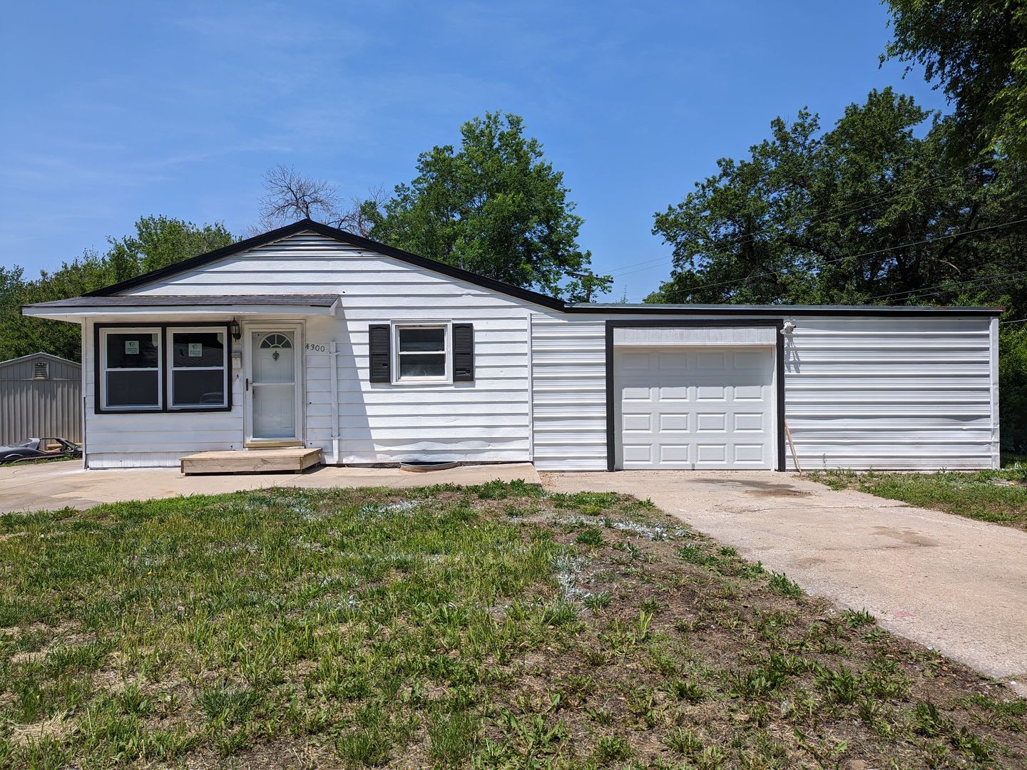 3 Bedroom House At Chiefs And Royals Stadium With A 600 Sf Garage Work Shop – photo 1