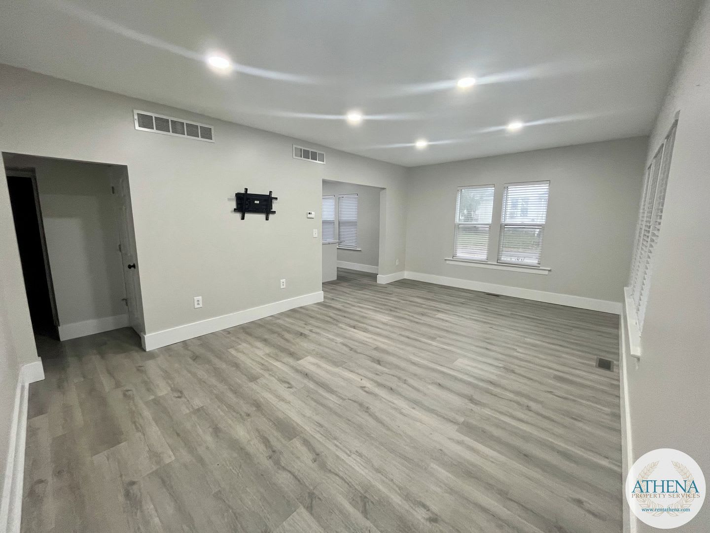 5 Bedroom / 2 Bath House – photo 2
