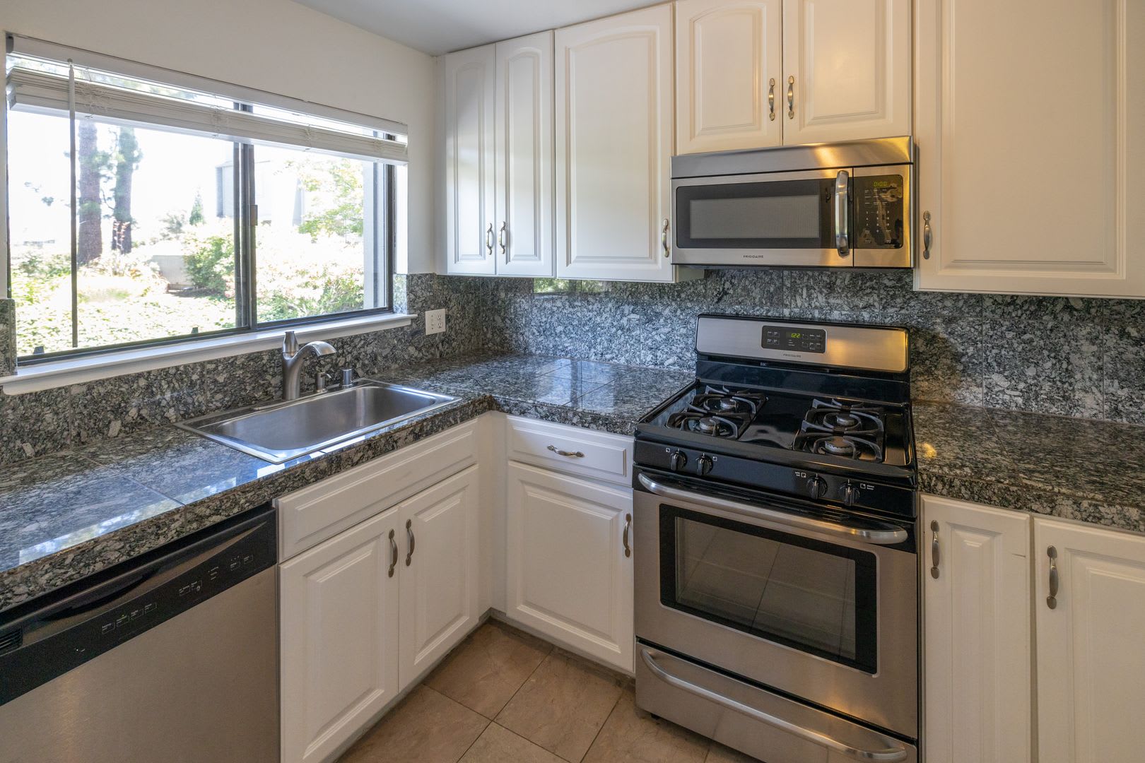 Beautiful End Unit Townhouse – photo 3