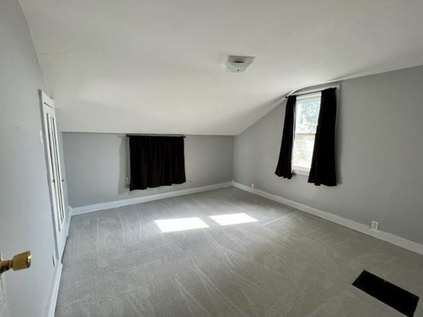 Adorable Bungalow 3 Bedroom 1 Bath Rental Home – photo 5