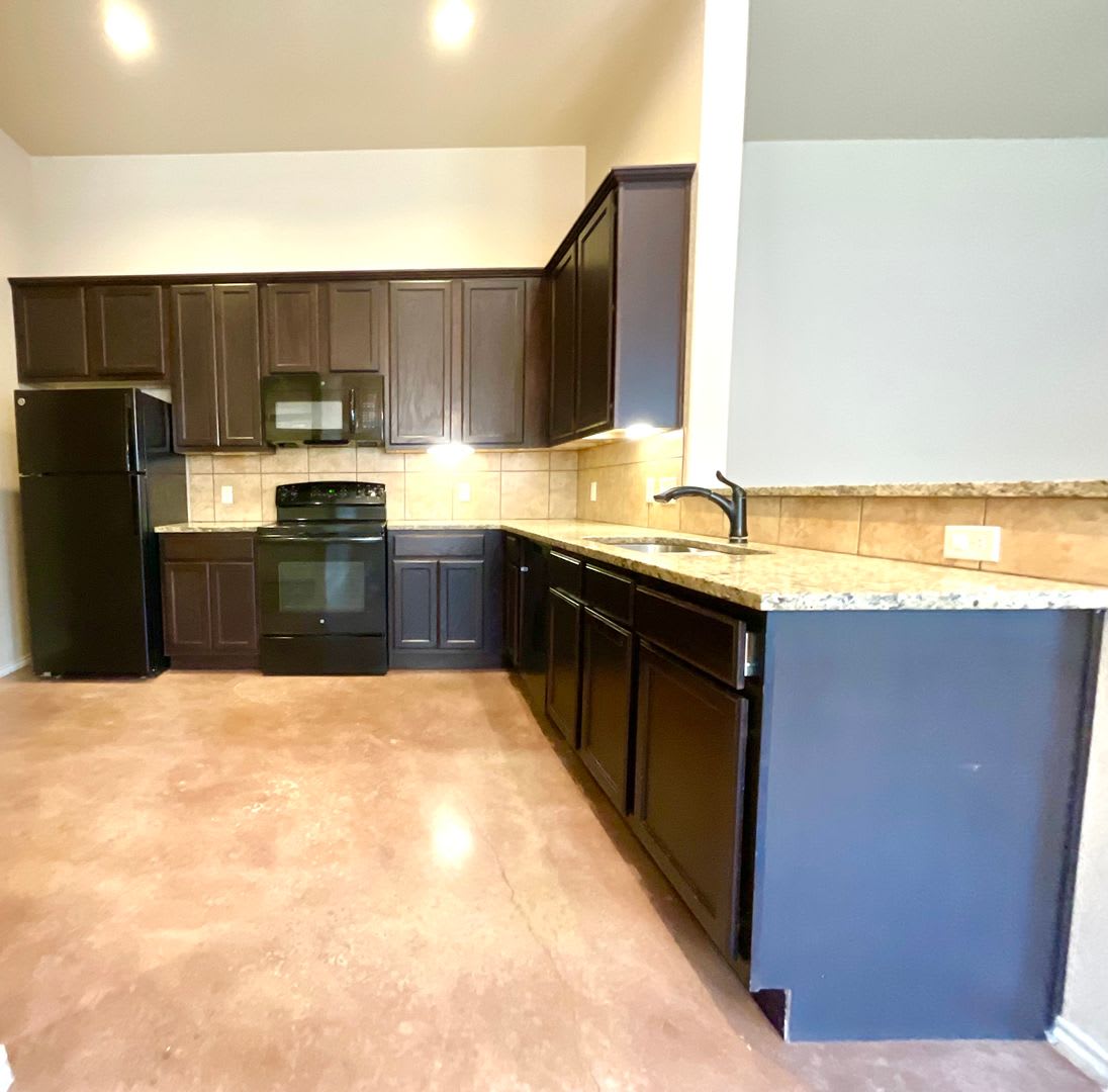 *MOVE IN SPECIAL* High Ceilings, Fenced Yard & 2-Car Garage – New Braunfels Living! – photo 5