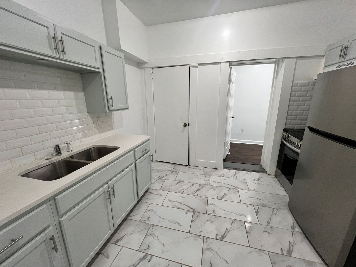 Stylish 2-Bedroom Unit Featuring Decorative Fireplace – photo 5