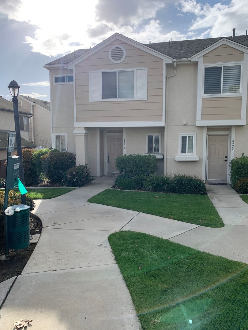 3 bedroom, 2 1/2 bath townhome located near the 125 & 94 freeway – photo 1