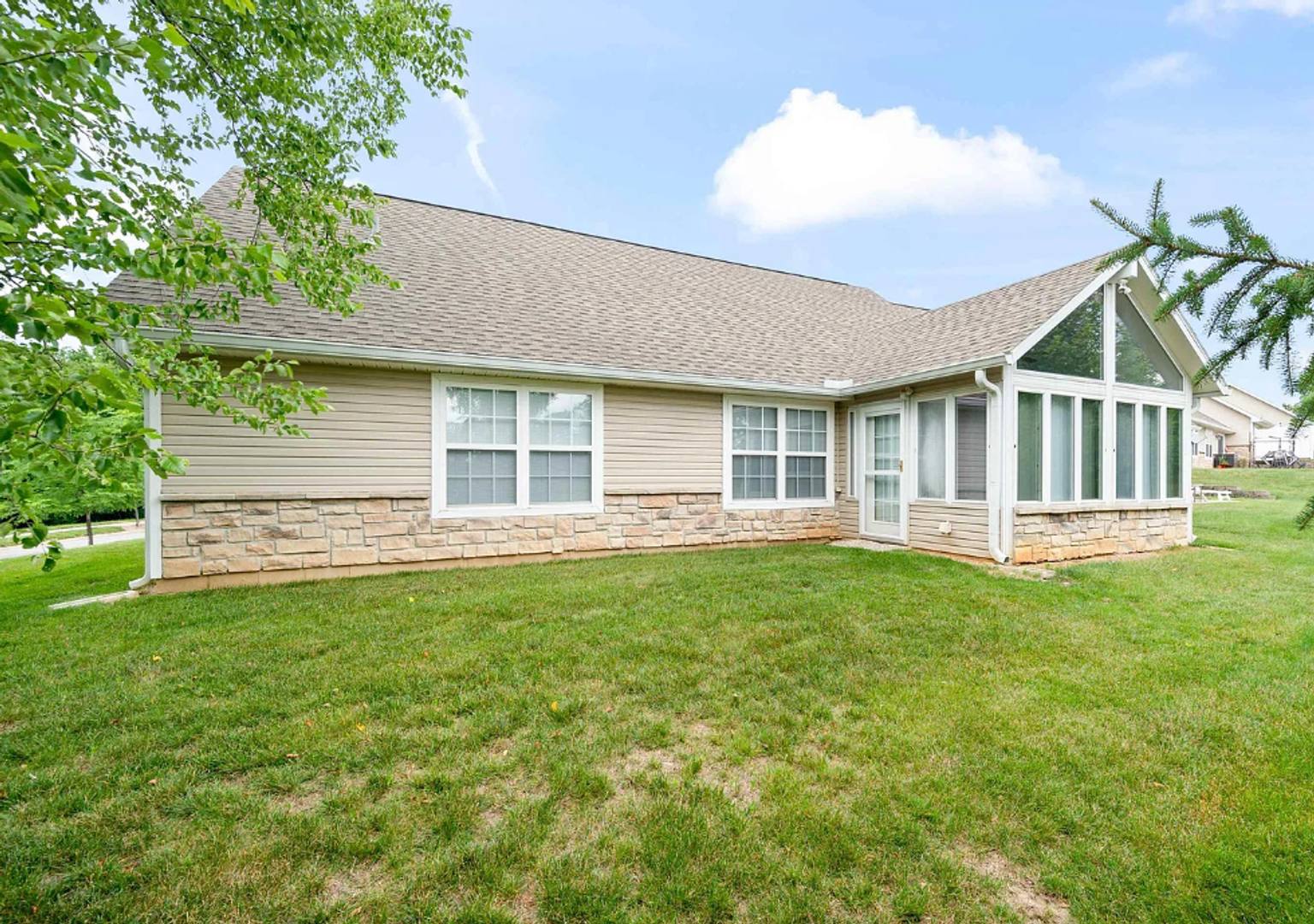 AVAILABLE NOW! Arbor Ridge: 3 Bedroom, 2 Bath – photo 4