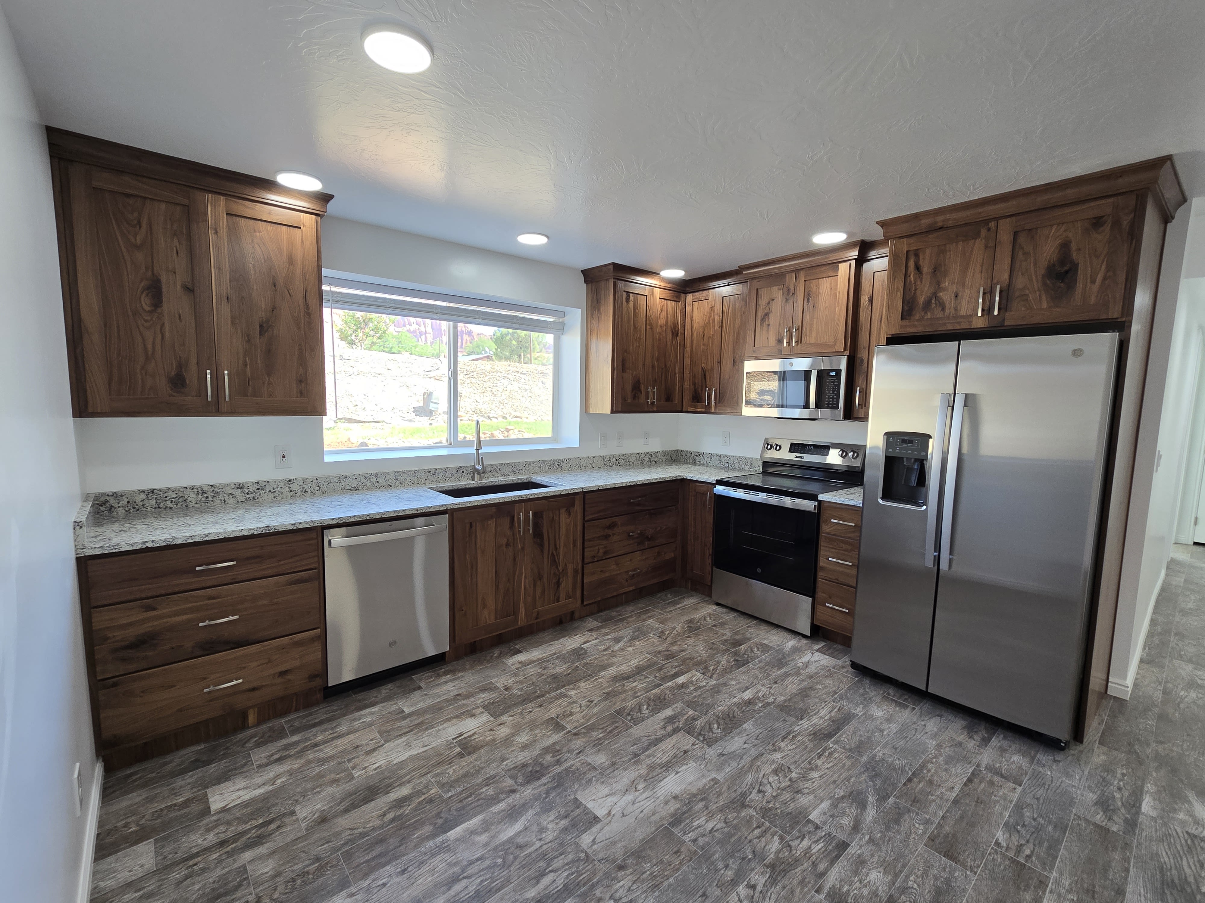 114 100 E – photo 3