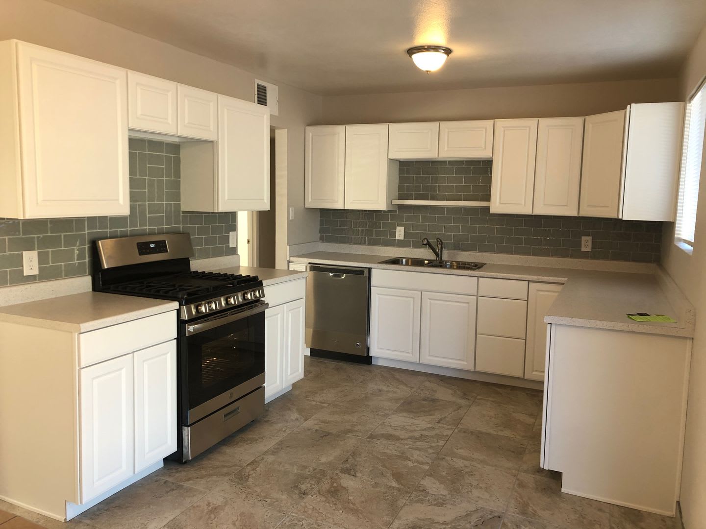 Adorable Home in Laverne Terrace! – photo 5