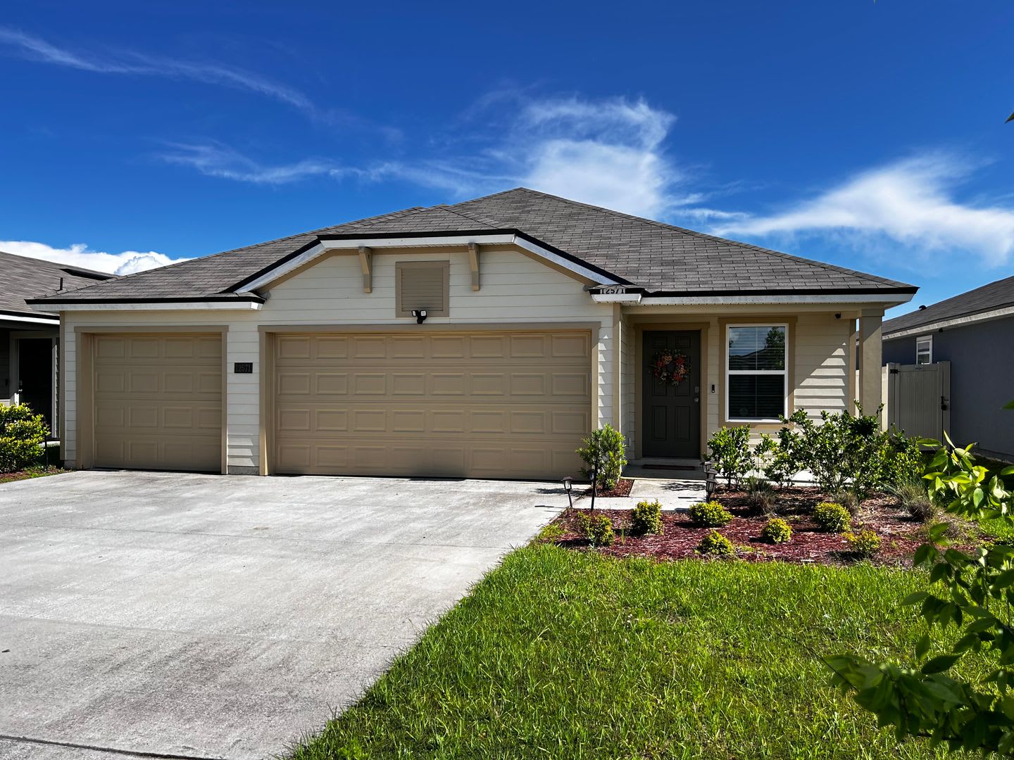Picturesque Waterfront 4 Bedroom Home With Premium Amenities 3 Car Garage 500 Off First Month S Rent – photo 3