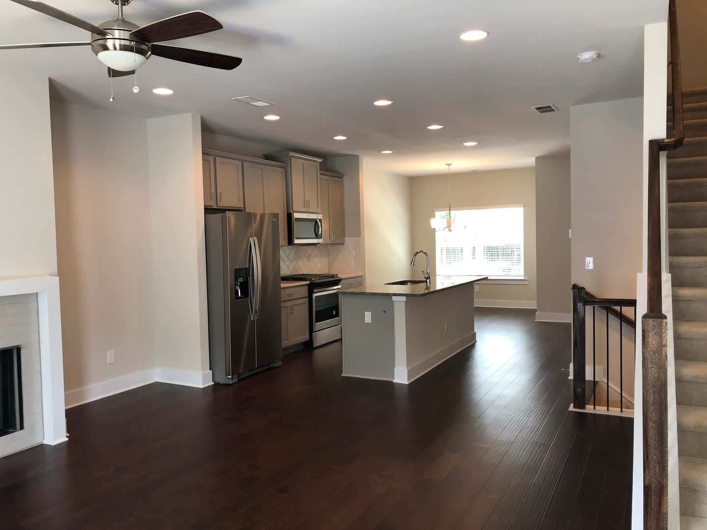 Upscale Town Home in a FANTASTIC location – photo 3