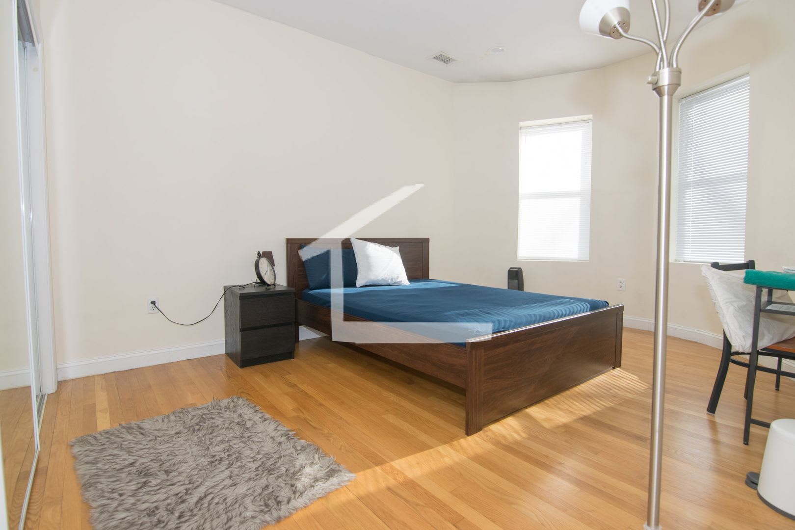 Nicely Updated 4 Bed For September – photo 1