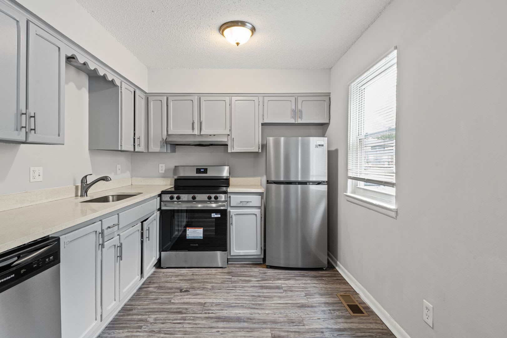 Back-to-School Special! Spacious Updated 3BR Townhome + $250 Off 2nd Month’s Rent – photo 1