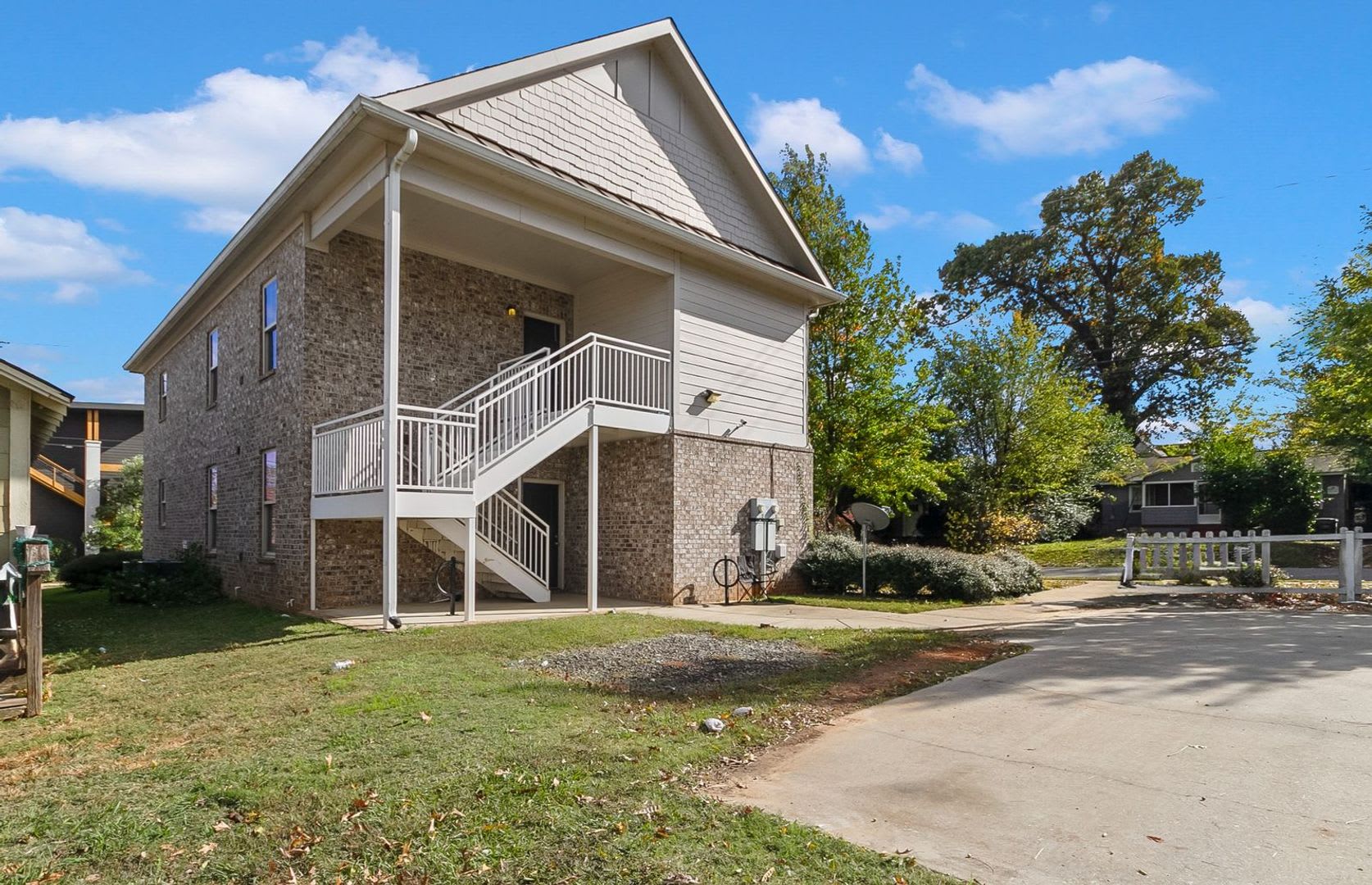 Spacious 3 Bedroom 3.5 Bath Available Fall 2026! Schedule your Tour and Apply today! – photo 3