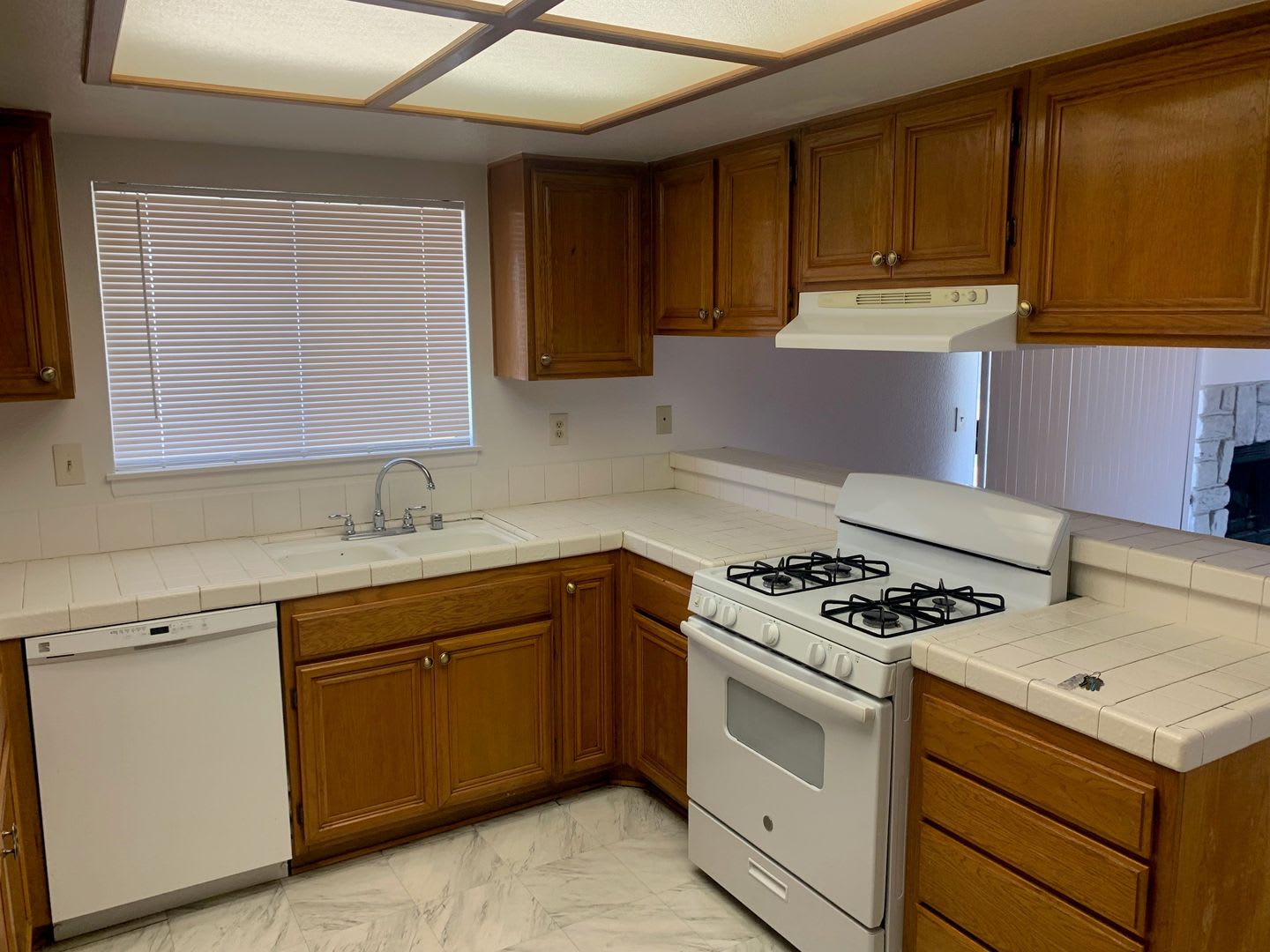 spacious 3 bedroom 2 bath home with large yard – photo 3