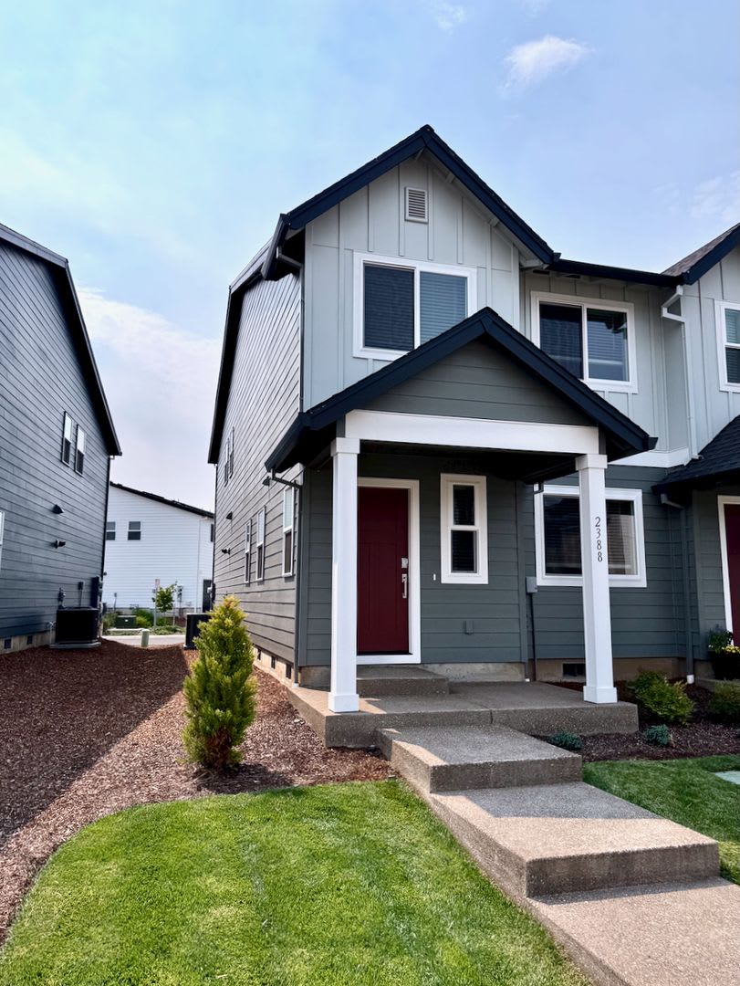 Brand New 3 Bedroom End Unit Townhome In Woodburn – photo 2