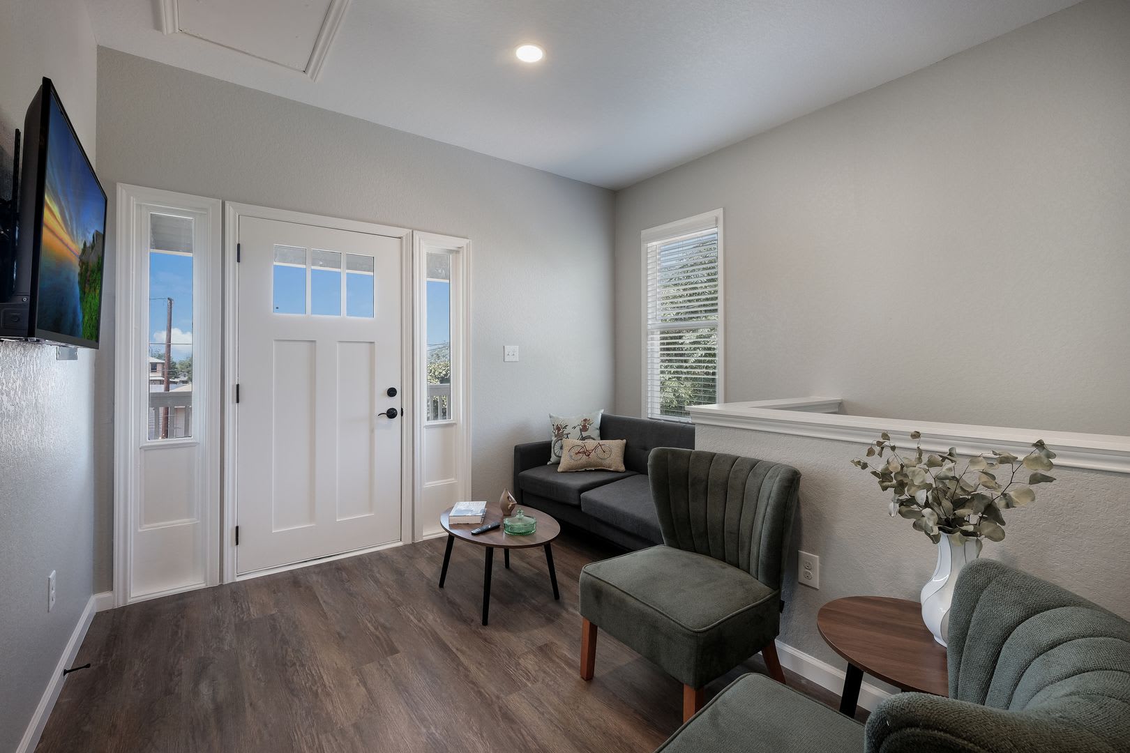 Private Balcony Prime Location – photo 4