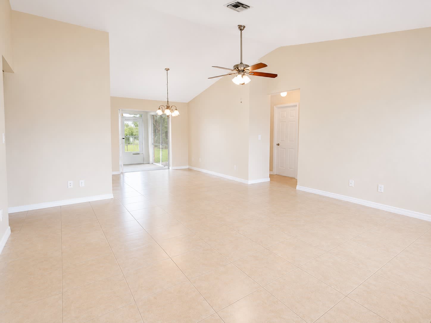 1138 Se 19th Ln – photo 2