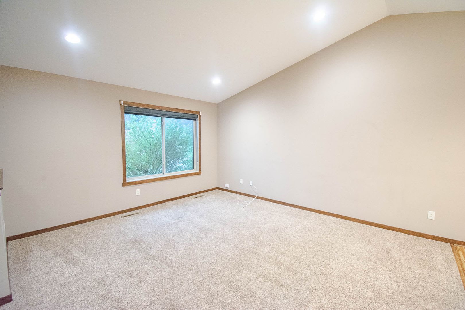 Beautiful And Spacious 4 Bedroom 3 Bath Available For Rent – photo 2