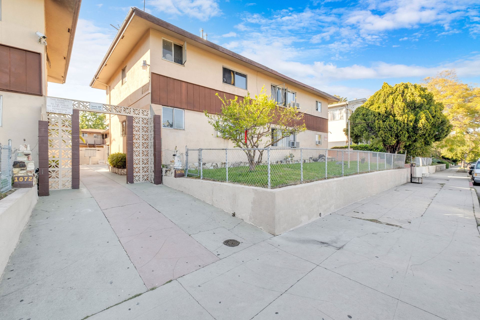 A large one-bedroom unit in a peaceful courtyard style apartment is now available! – photo 1