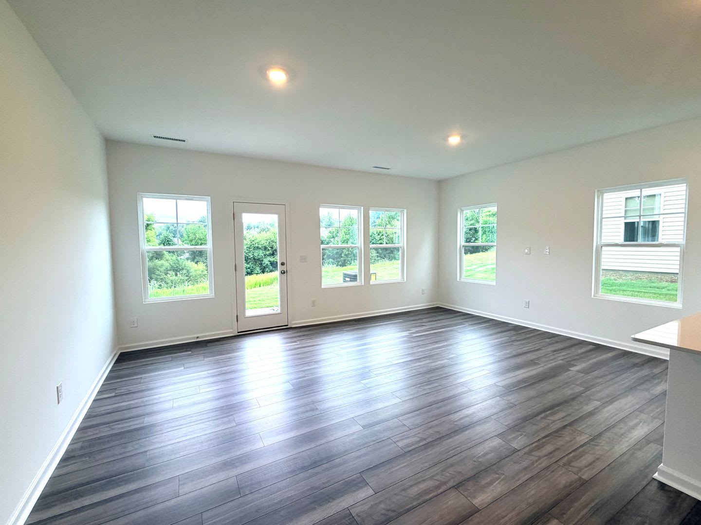 Luxurious End Unit 3 Bedroom Townhome – photo 2
