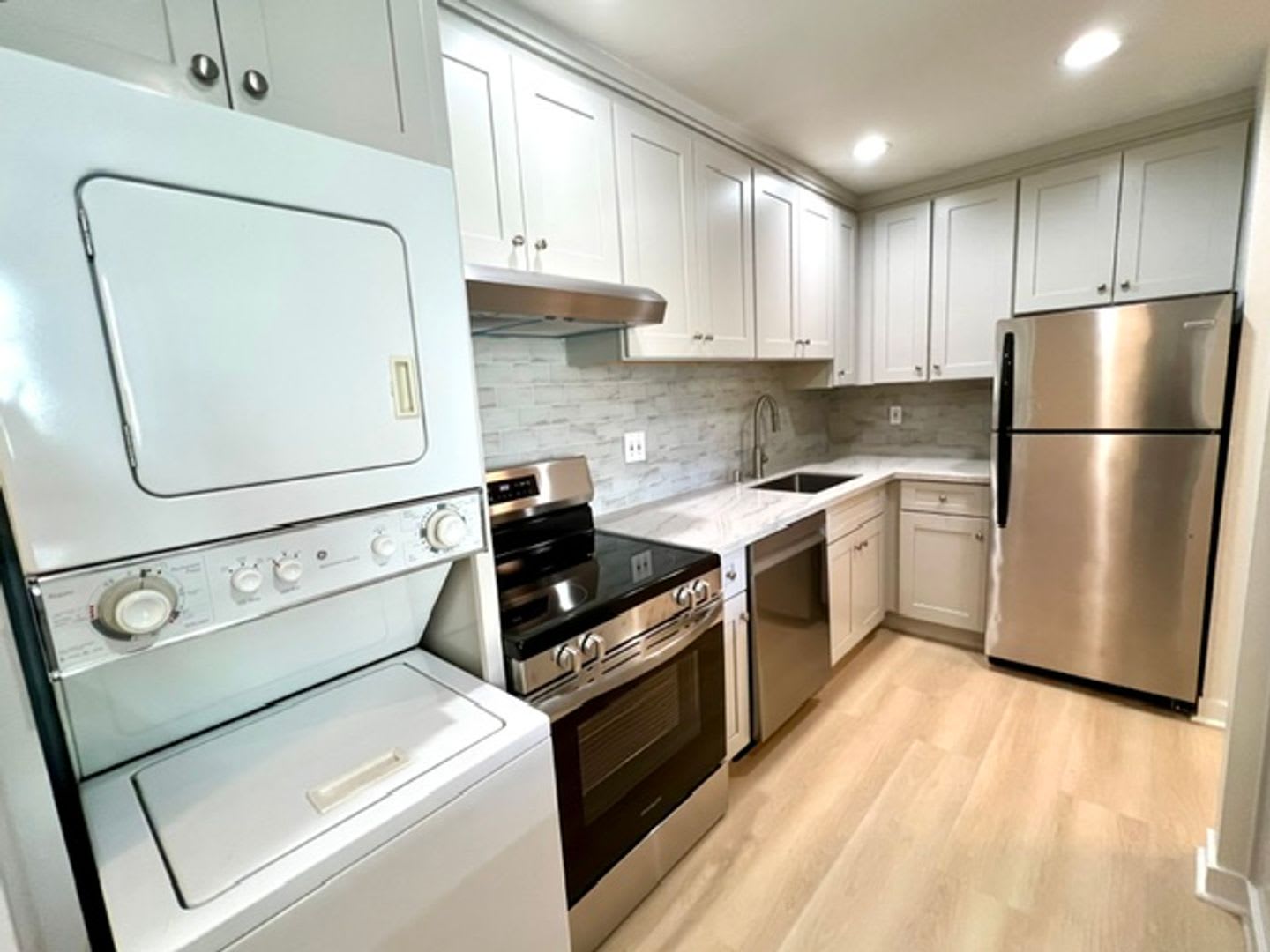 Modern Peninsula Living Across from Carlmont Village – photo 4